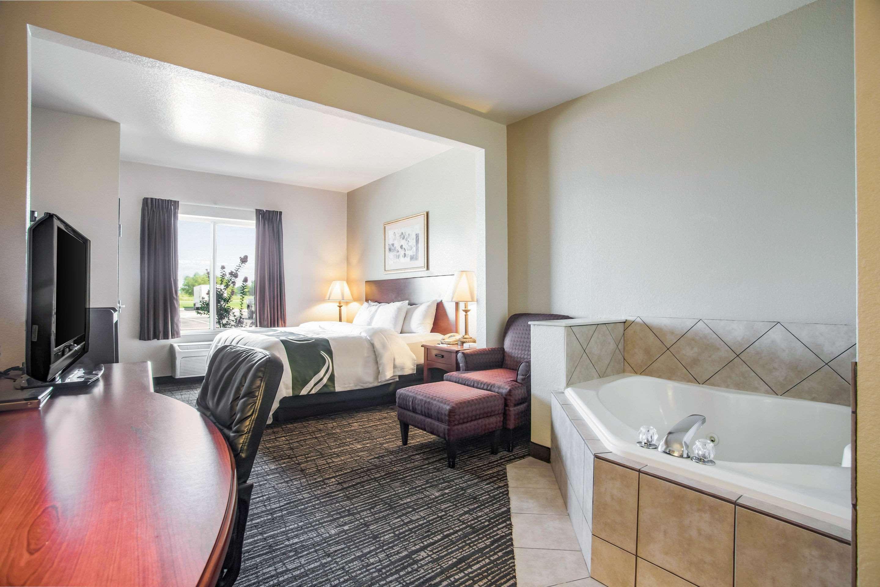 Quality Inn Parsons North Экстерьер фото